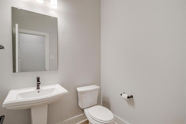 Building Photo - Stylish, Upgraded 3-bedroom, 2.5 bathroom ...