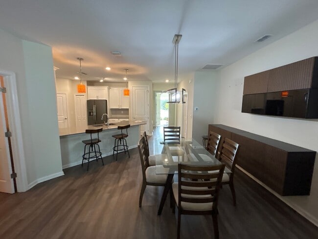 Building Photo - Magnetite Loop