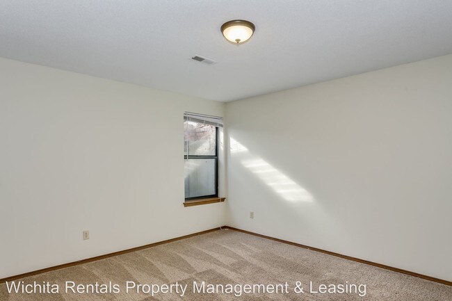 Building Photo - 3 br, 2 bath Apartment - 580 W. 3rd 580 W 3rd