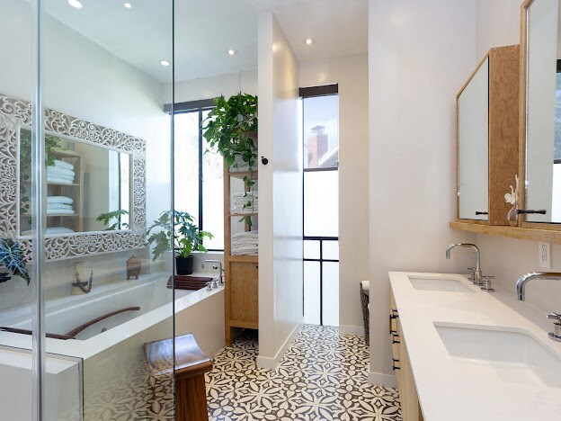 Main Bedroom with steam and soaking tub - 941 Princeton Dr