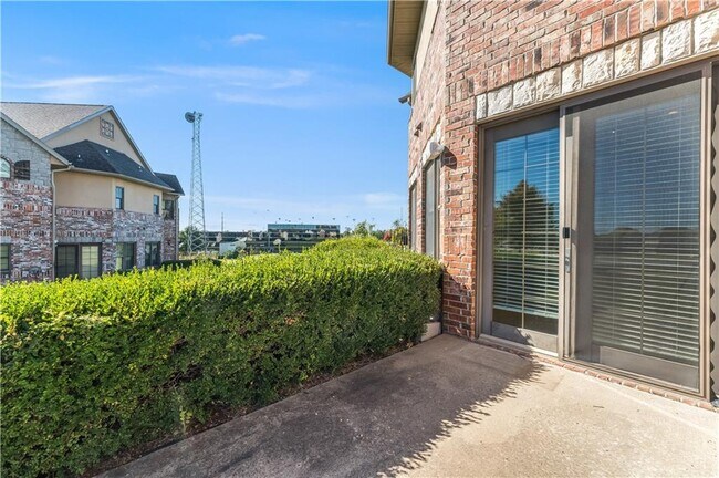 Building Photo - 2612 S Everest Ave