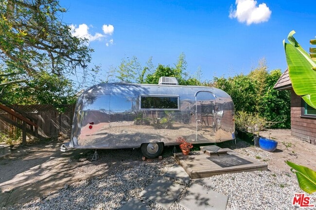 Building Photo - 7038 Dume Dr