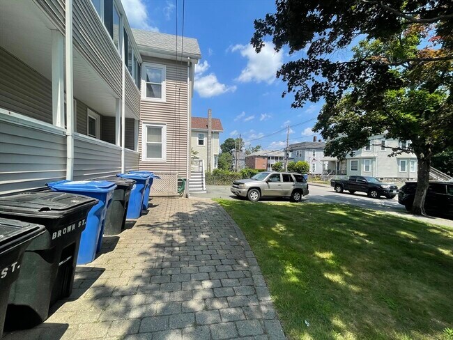 Building Photo - 164 Brown St