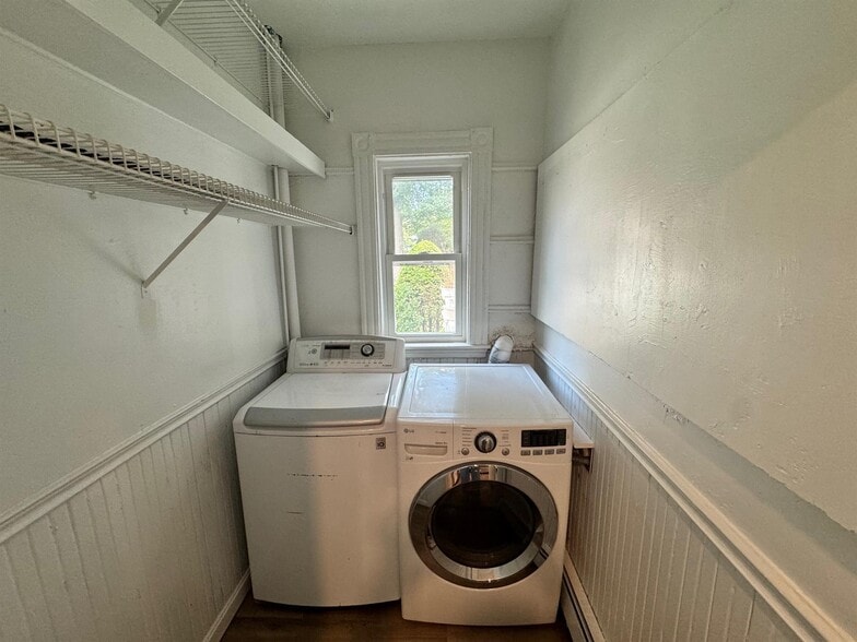 Building Photo - 136 Sharon St