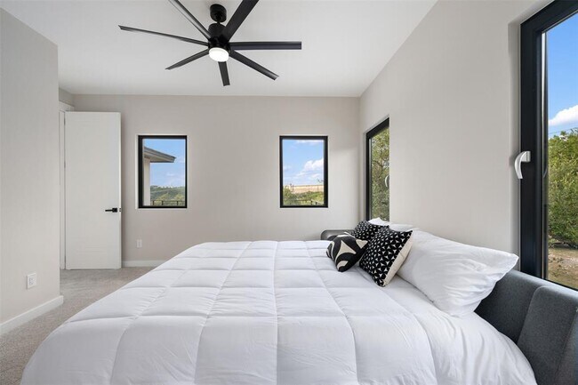 Building Photo - 13701 Montview Dr