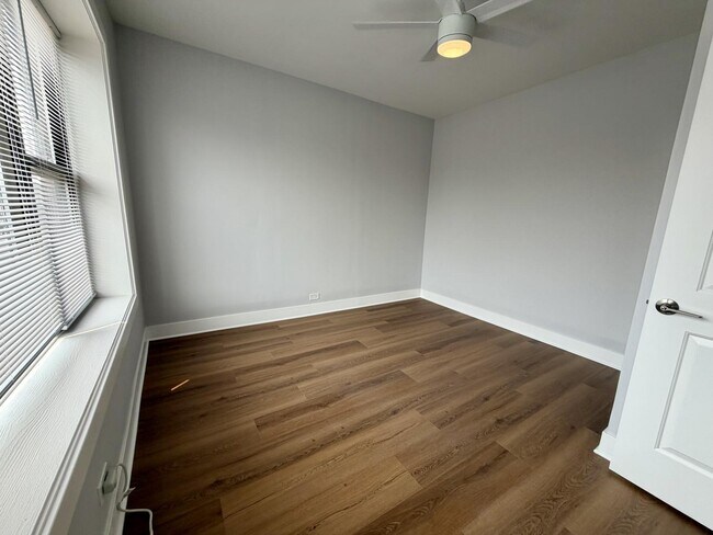 Building Photo - 4393 N Elston Ave