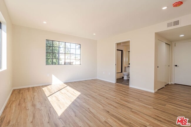 Building Photo - 9140 Burnet Ave