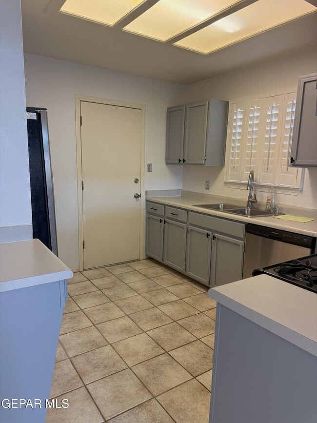 Building Photo - 6909 Canyon Run Dr