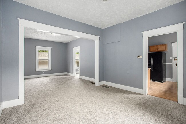 Building Photo - 4220 Lenox Ave