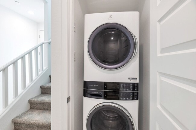 Building Photo - Like New luxurious townhome with 2 Master ...