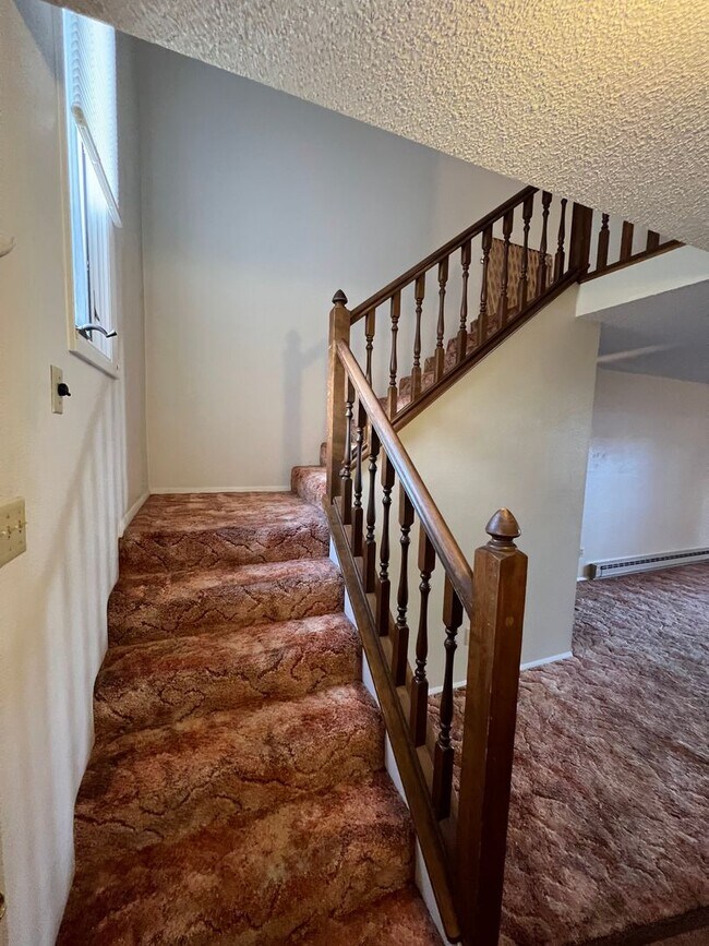 Building Photo - 3 Bedroom, 1.5 Bath Townhome W/ Attached S...