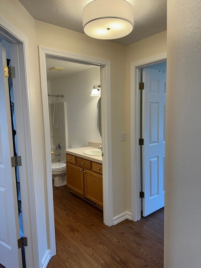 Building Photo - Beautiful 3 bedroom 2 bathroom house in a ...