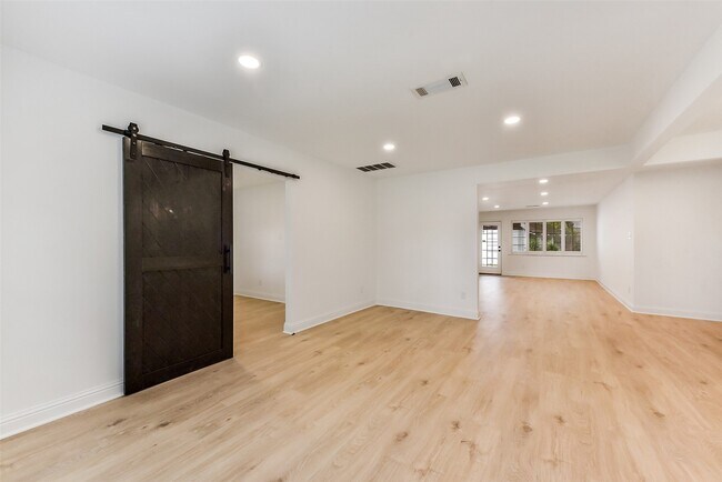 Building Photo - 5946 Valkeith Dr