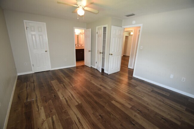 Building Photo - 3BR/1.5BA two story Townhouse