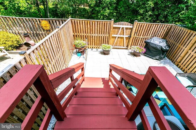 Building Photo - Stylish and Spacious Townhome with Open Floor Plan and Updated Kitchen