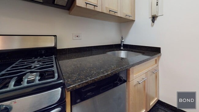 Building Photo - 412 E 55th St