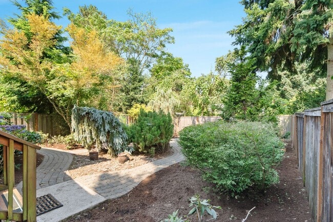 Building Photo - Beautiful 3-bdrm/2.5-bath in Beaumont-Wils...