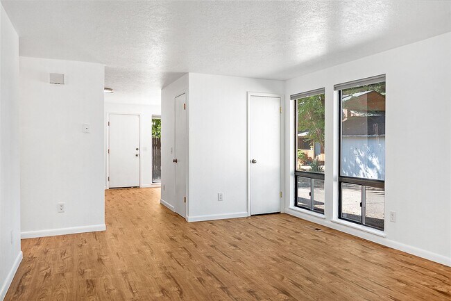 Building Photo - Super Cute North End Place with Garage and Backyard!
