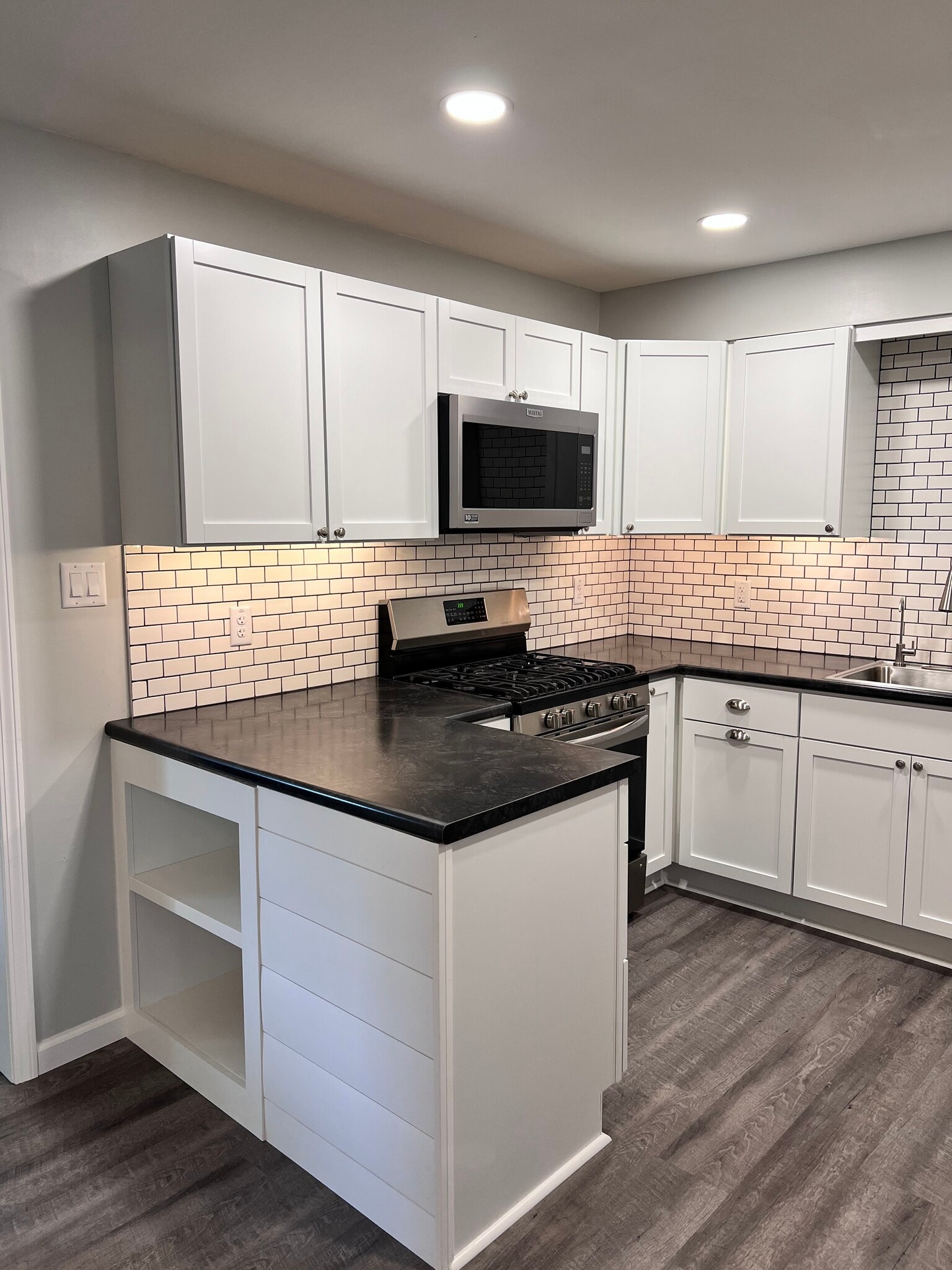 Island with build in shelf - 1247 Dennis Dr
