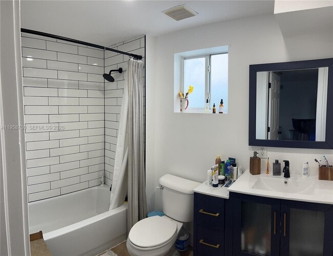 Building Photo - 218 SW 8th Ave