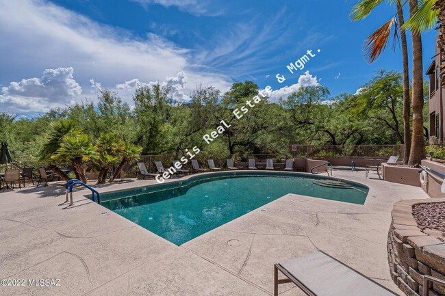 Building Photo - Lovely Sabino Canyon Condo