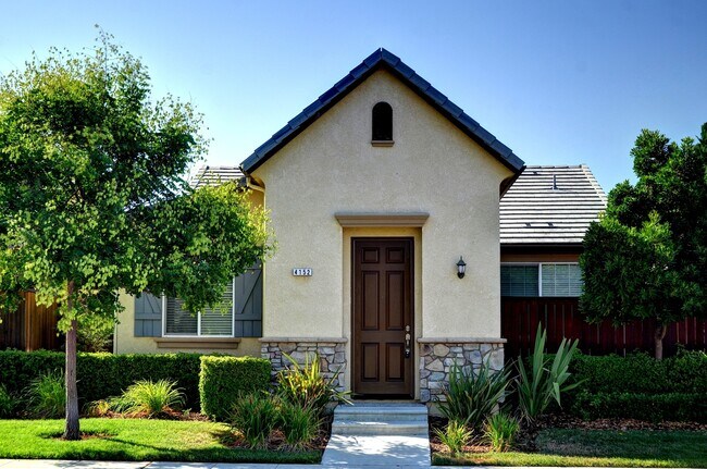 Building Photo - Fantastic 3 Bedroom/2 Bath Harlan Ranch Patio Home for Lease