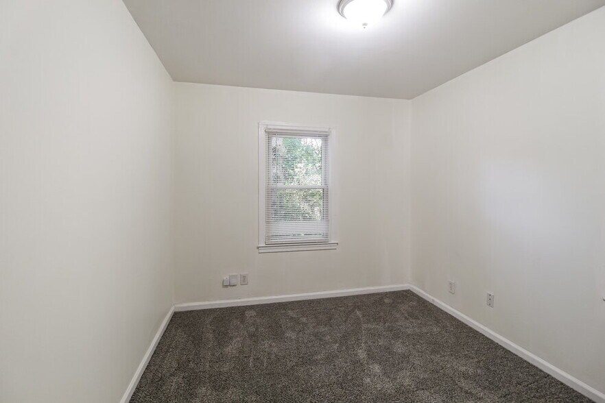 Building Photo - 1111 Burbank Cir