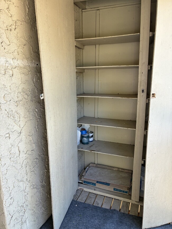 Building Photo - Beautiful Updated 1 Bedroom 1 Bathroom - Huge Living Room!