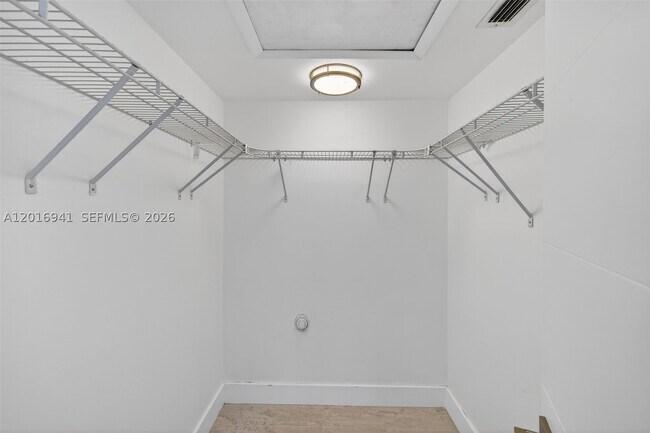 Building Photo - 2619 Parkview Dr S