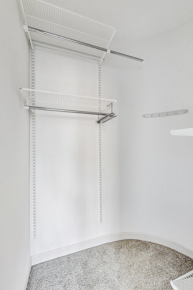 Building Photo - 680 N Green St