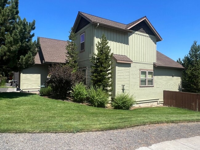 Building Photo - Landscape Maintenance Included! Spacious 3 Bed/2.5 Bath Home in SW Bend - Elder Ridge Street