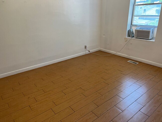Building Photo - Good size private guy room in avenues !
