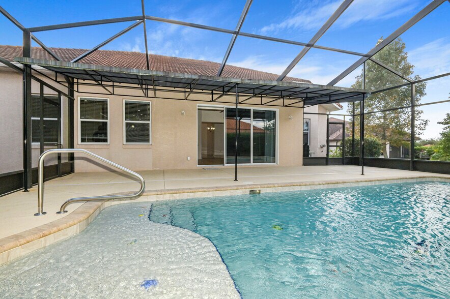 Pool Area & Patio - 1896 N Ravenwood Pt