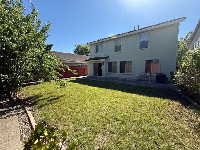 Building Photo - Beautiful Large 4 Bedroom 2.5 Bath Home