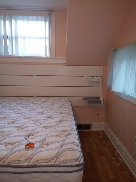 queen mattress - 520 Lawrence Ave