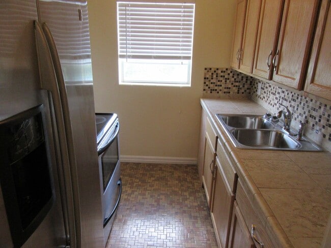 Building Photo - 807 Cherry St