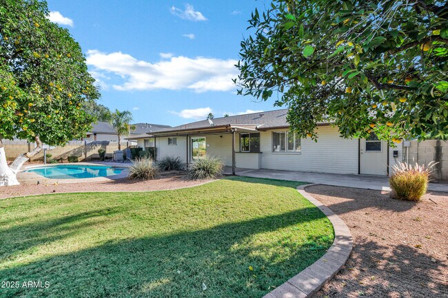 Building Photo - 8558 E Vía De Viva