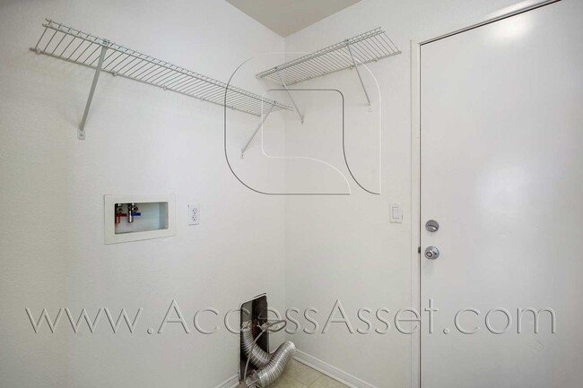 Building Photo - Beautiful 3 Bed / 2.5 Bath Townhouse In Vi...