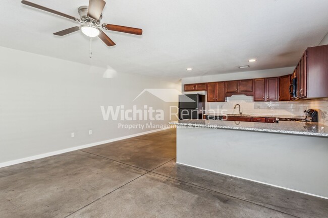 Building Photo - 3 Bedroom 2 Bathroom Duplex on the West si...