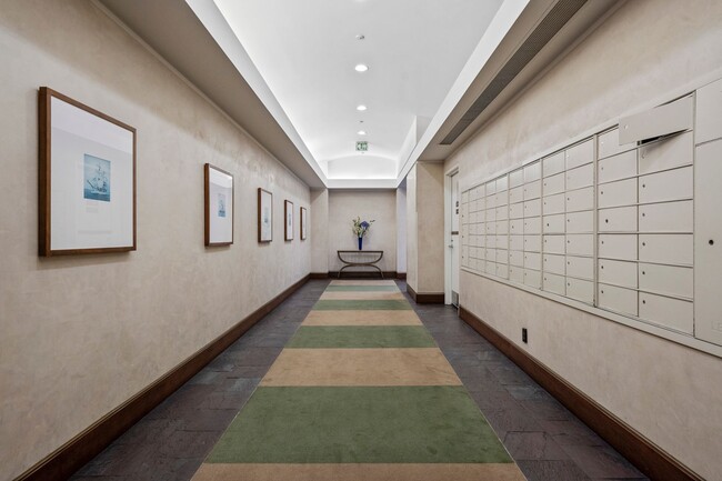 Building Photo - Light Filled 2 Bed, 2 Bath South Beach Por...