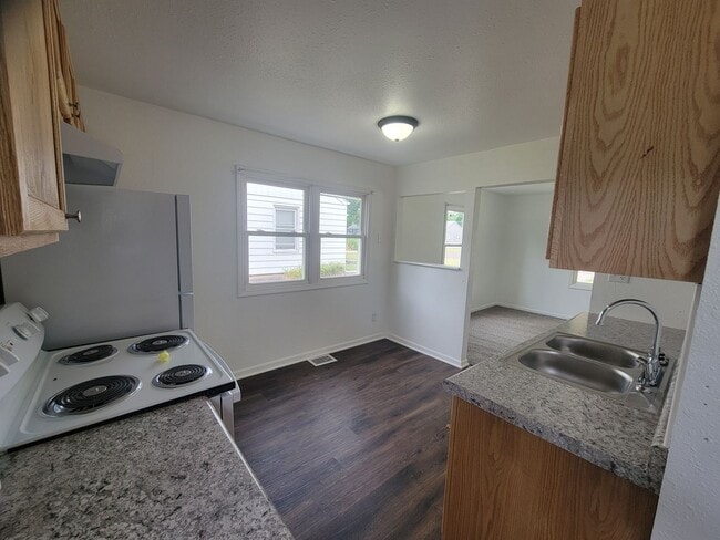 Building Photo - 3BR/1BA w/Garage -3011 Mission Road