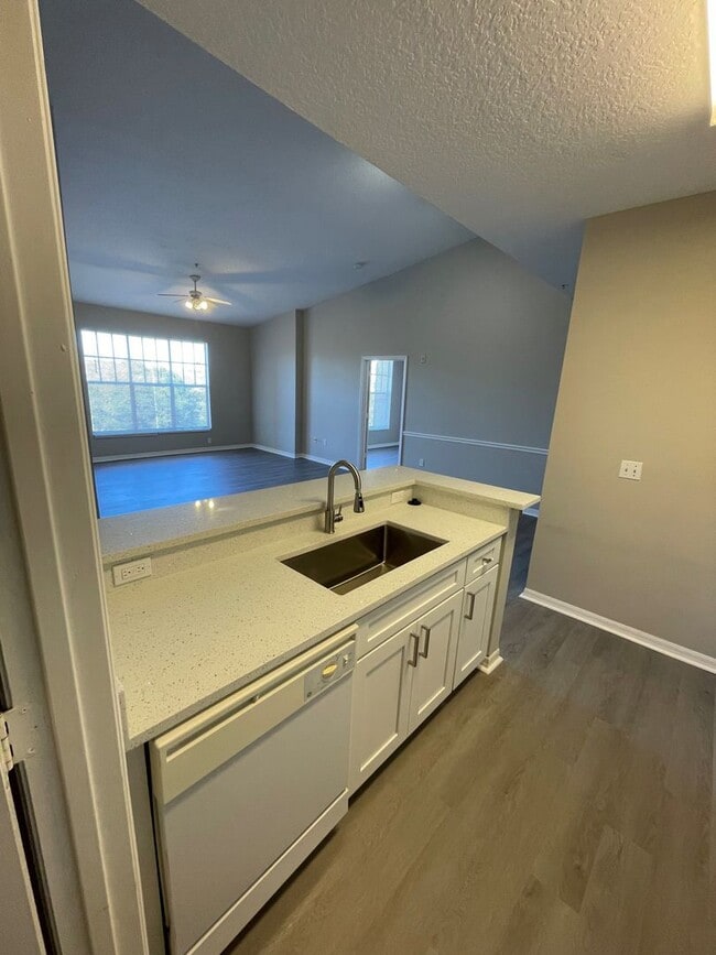 Building Photo - Awesome apartment in the heart of Metrowest!