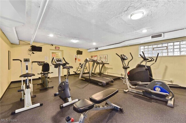 Building Photo - 11850 Edgewater Dr