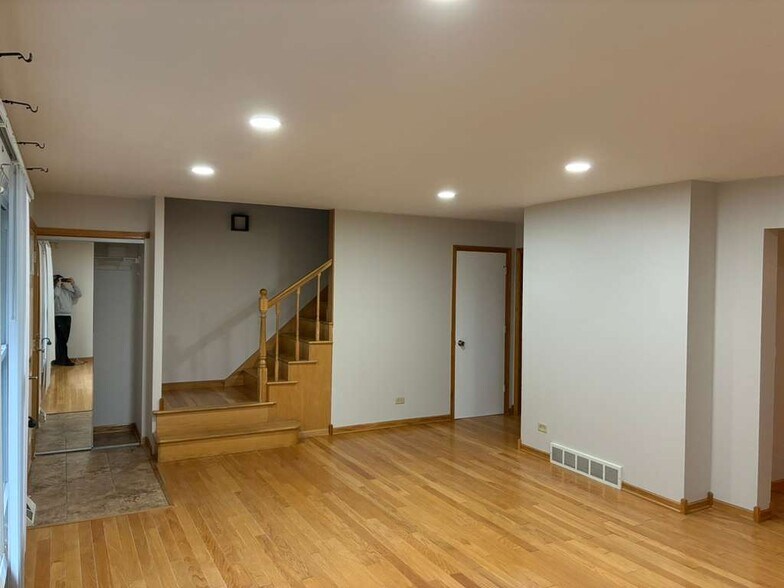 Building Photo - 7108 W Niles Ave