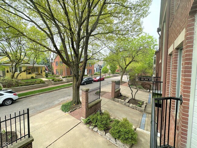 Building Photo - 592 E Vermont St