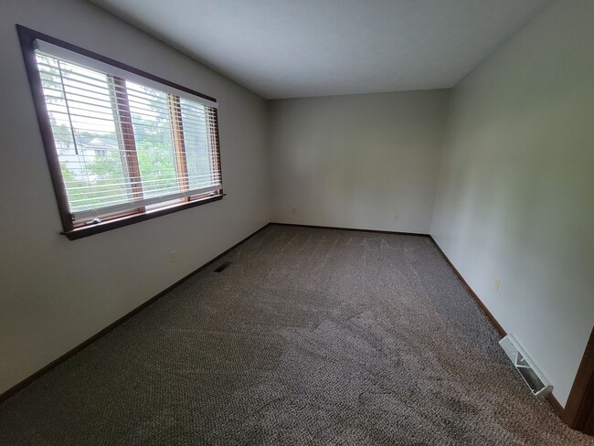 Building Photo - Near Med Center 2 Bedroom, 1.5 Bathroom To...