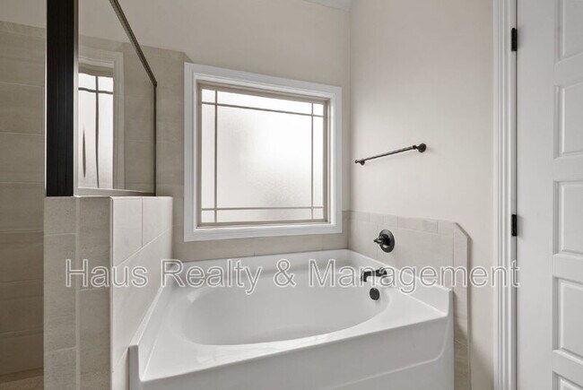 Building Photo - 433 Crestwicke Ct