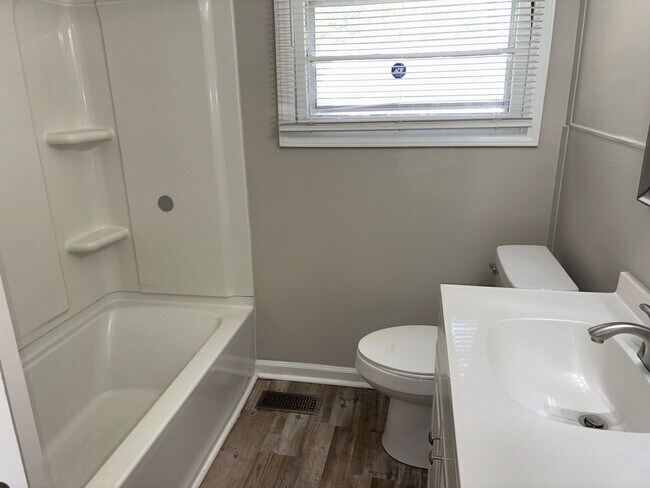 Building Photo - 3 Bedroom, 1 Bathroom House in High Point