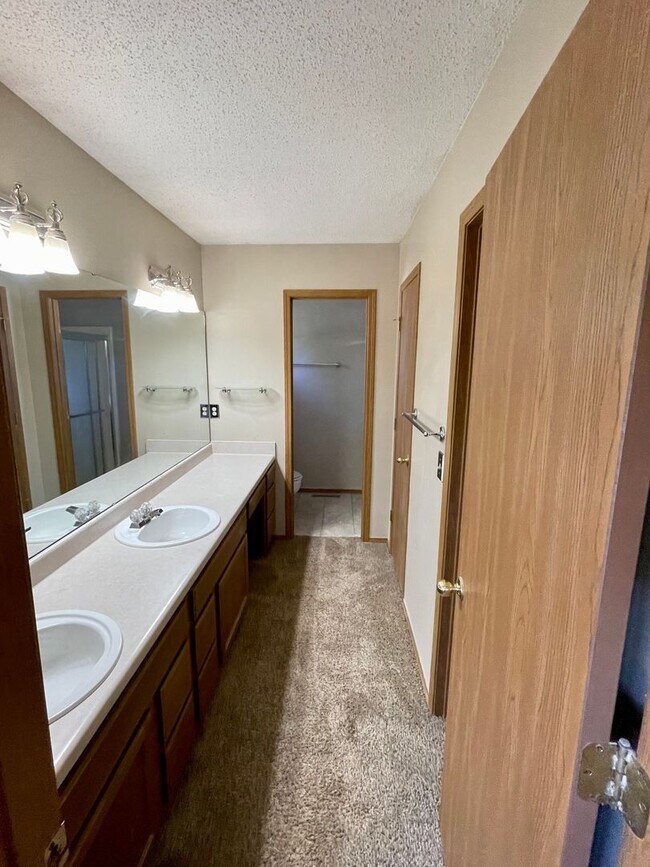 Building Photo - Beautiful 2 story, 5 bedroom, 3 bath home available NOW!