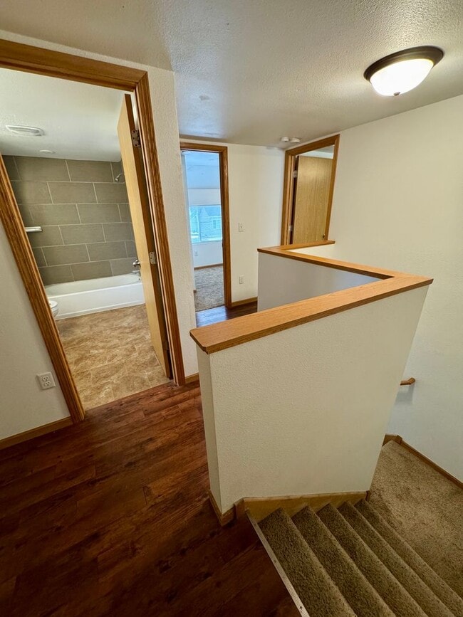Building Photo - House- NW